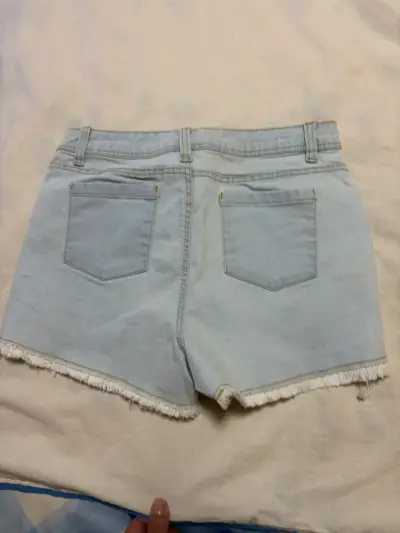 Shorts de mezclilla azul claro con flecos - miniatura 2