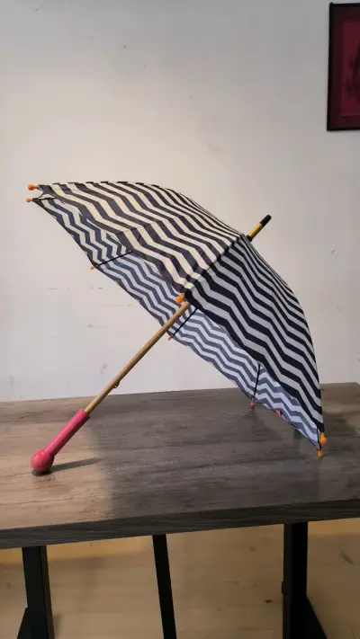 Paraguas con diseño de zigzag y mango rosa - miniatura 1
