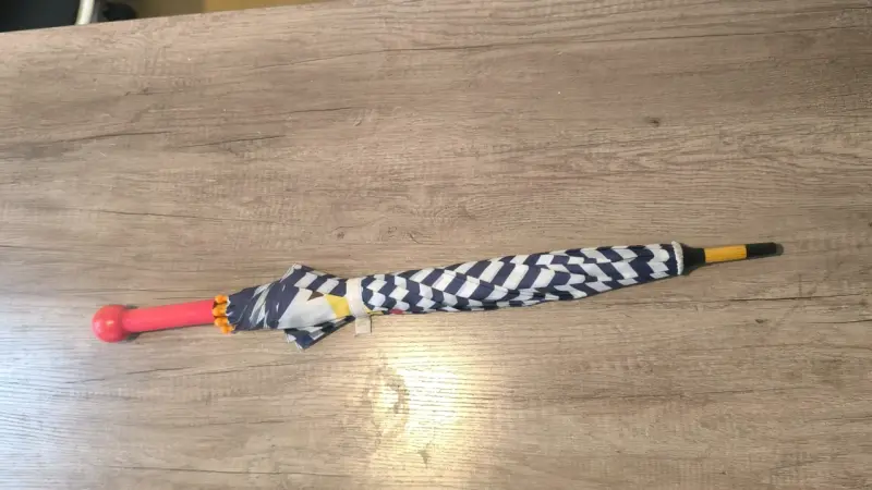 Paraguas con diseño de zigzag y mango rosa - 2