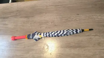Paraguas con diseño de zigzag y mango rosa - miniatura 2