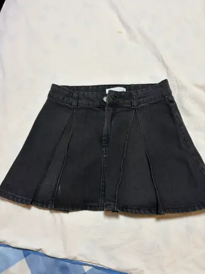 Falda corta negra de mezclilla para mujer - miniatura 1