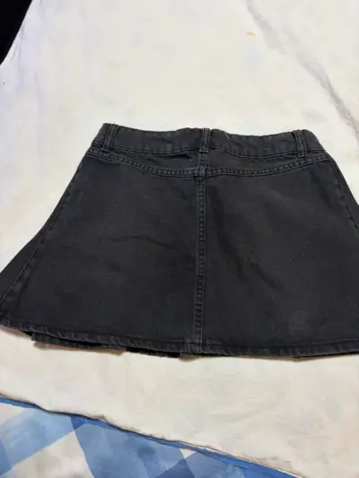 Falda corta negra de mezclilla para mujer - miniatura 2