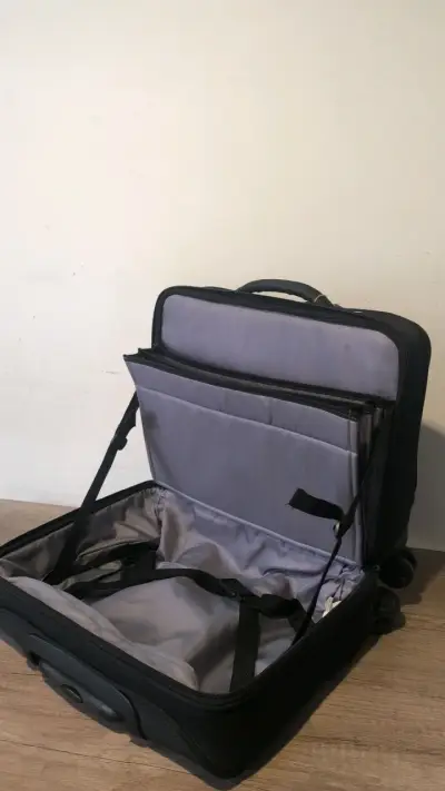 Maleta de viaje negra Samsonite con ruedas - miniatura 2