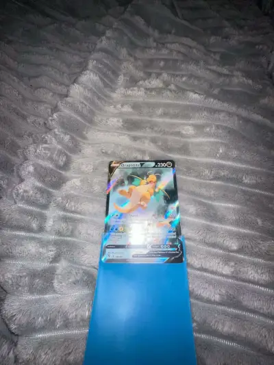 Carta Pokémon Dragonite V 230 HP - miniatura 1