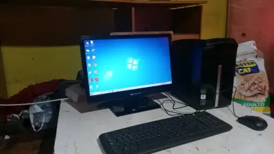 Computador de Escritorio Packard Bell con Monitor y Teclado - miniatura 1