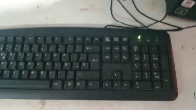 Computador de Escritorio Packard Bell con Monitor y Teclado - miniatura 2