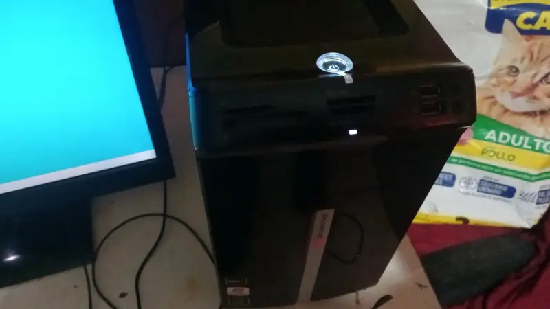 Computador de Escritorio Packard Bell con Monitor y Teclado - 3