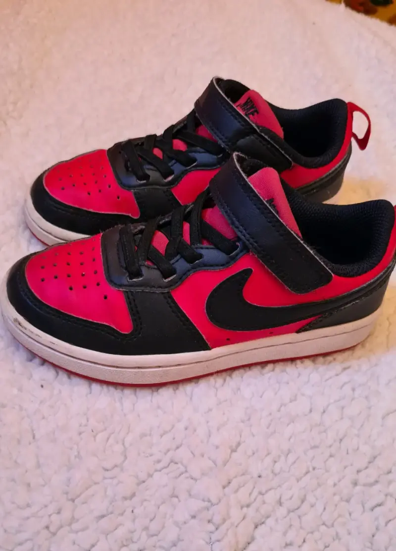 Zapatillas deportivas Nike rojas y negras para ni - 1