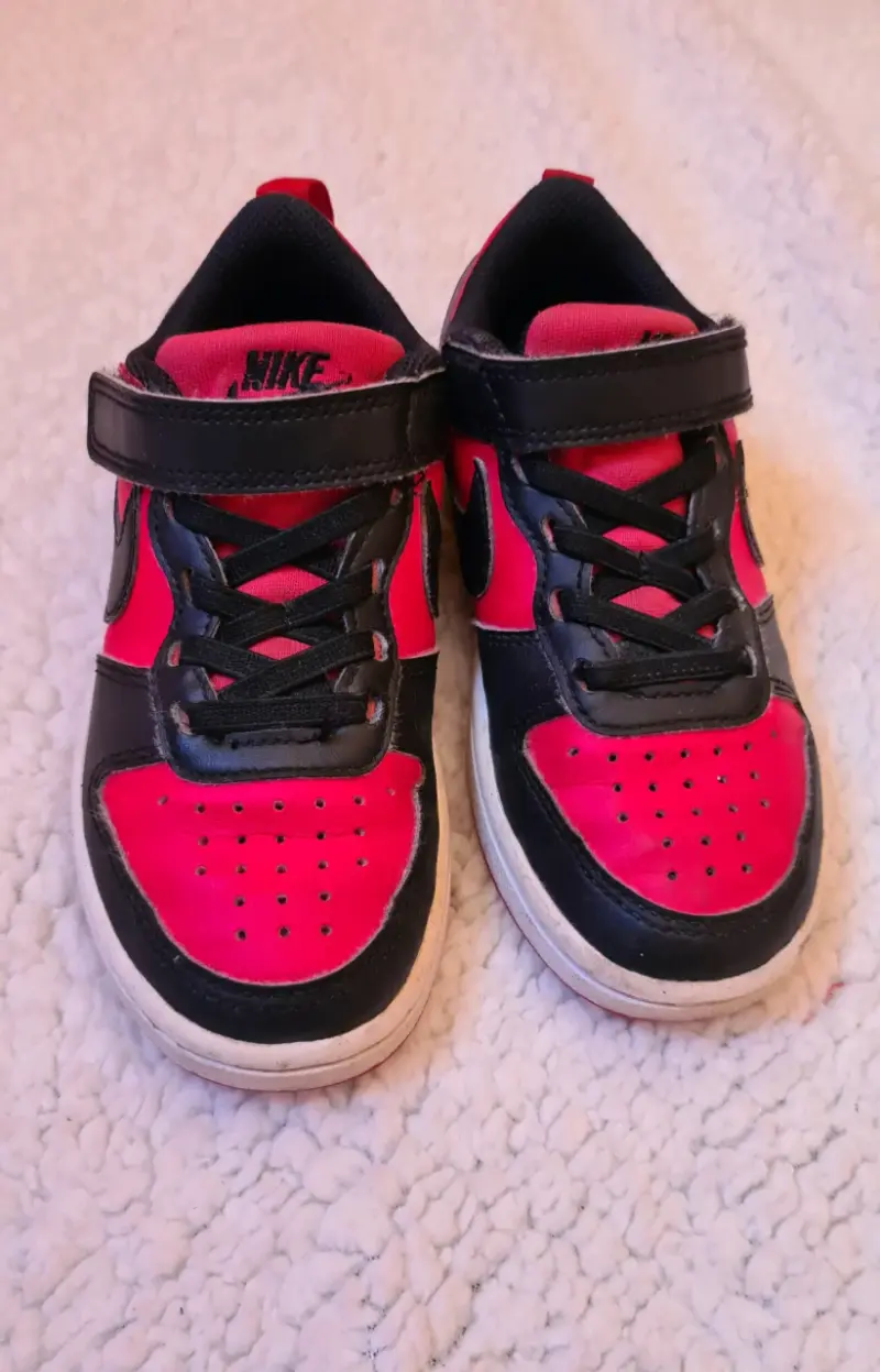 Zapatillas deportivas Nike rojas y negras para ni - 2