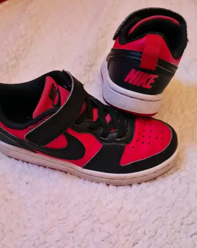 Zapatillas deportivas Nike rojas y negras  para ni - miniatura 4