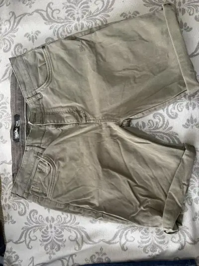 Pantalones cortos skinny color beige para hombre - miniatura 3