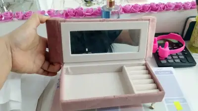 Joyero de terciopelo rosa con espejo - miniatura 1