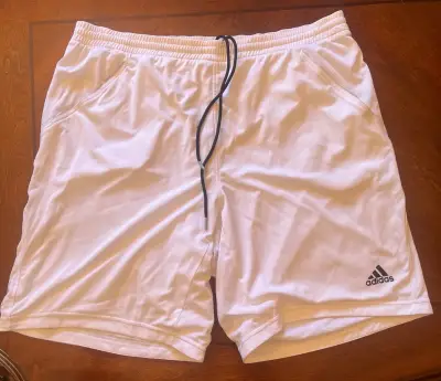 Shorts deportivos blancos Adidas para hombre - miniatura 1