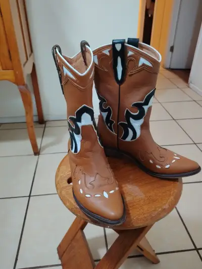 Botas vaqueras de cuero marrón con diseño - miniatura 1