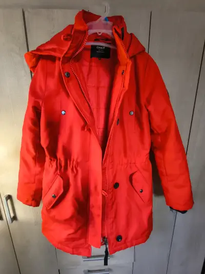 Parka roja para mujer marca Only - miniatura 1
