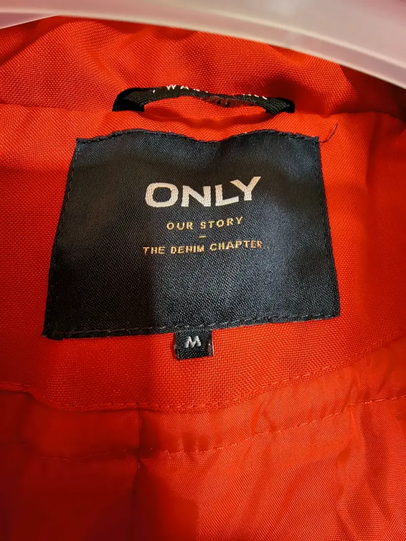 Parka roja para mujer marca Only - 2