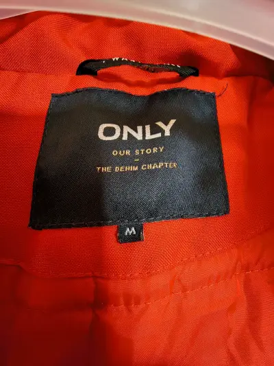 Parka roja para mujer marca Only - miniatura 2