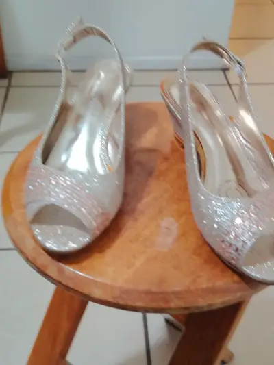 Sandalias de fiesta doradas con brillo - miniatura 2