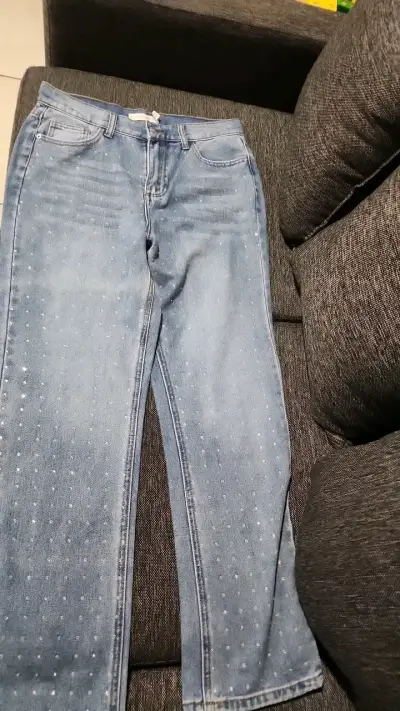 Jeans de mujer con detalles brillantes - miniatura 1