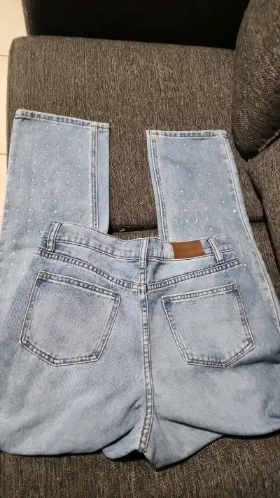 Jeans de mujer con detalles brillantes - miniatura 2
