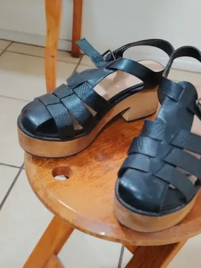Sandalias de cuero negro con plataforma de madera - miniatura 1