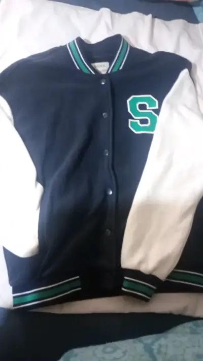 Chaqueta tipo varsity azul y blanca con letra S - miniatura 1
