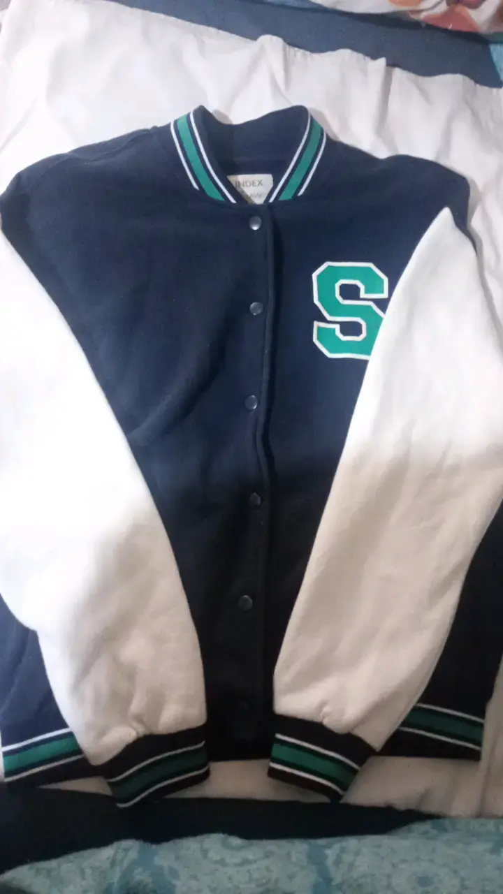Chaqueta tipo varsity azul y blanca con letra S - 2