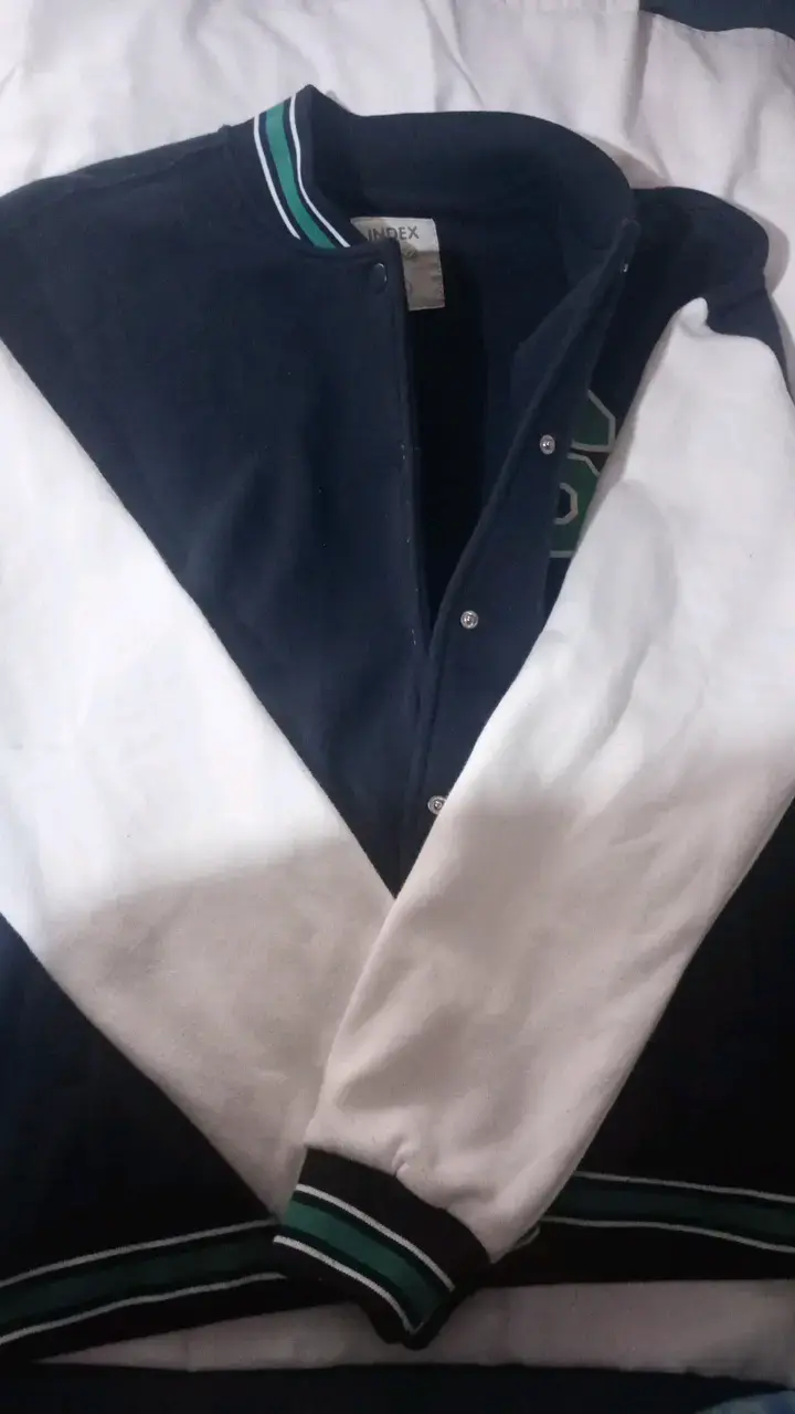 Chaqueta tipo varsity azul y blanca con letra S - 4