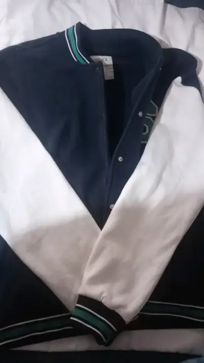 Chaqueta tipo varsity azul y blanca con letra S - miniatura 4