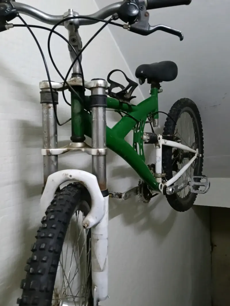 Bicicleta de montaña verde con suspensión - 1