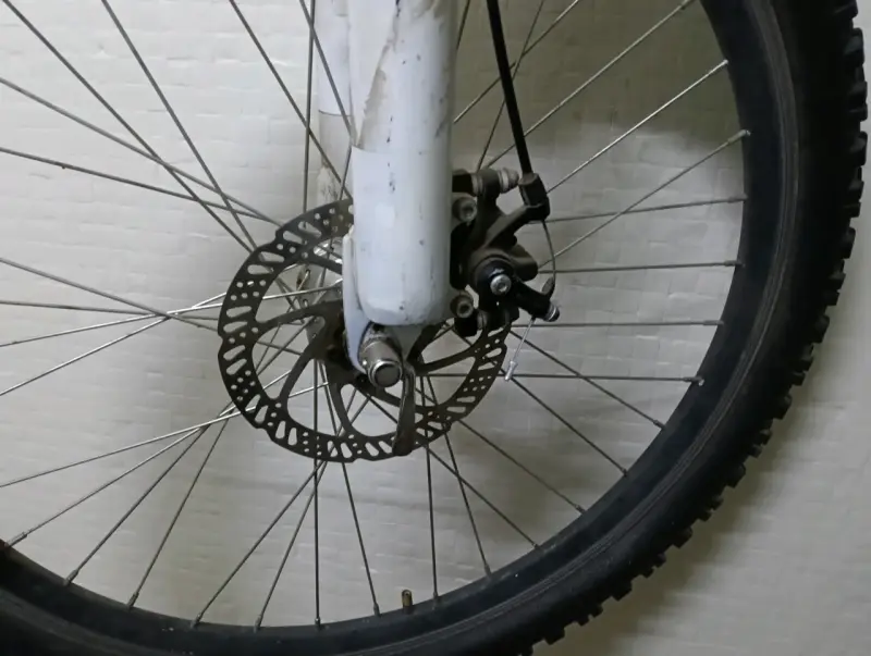 Bicicleta de montaña verde con suspensión - 2