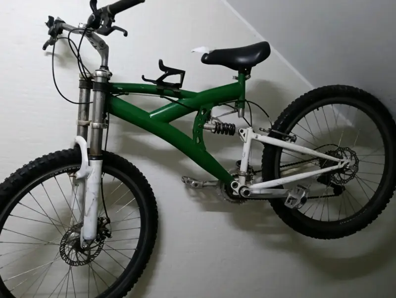 Bicicleta de montaña verde con suspensión - 3