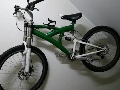 Bicicleta de montaña verde con suspensión - miniatura 3