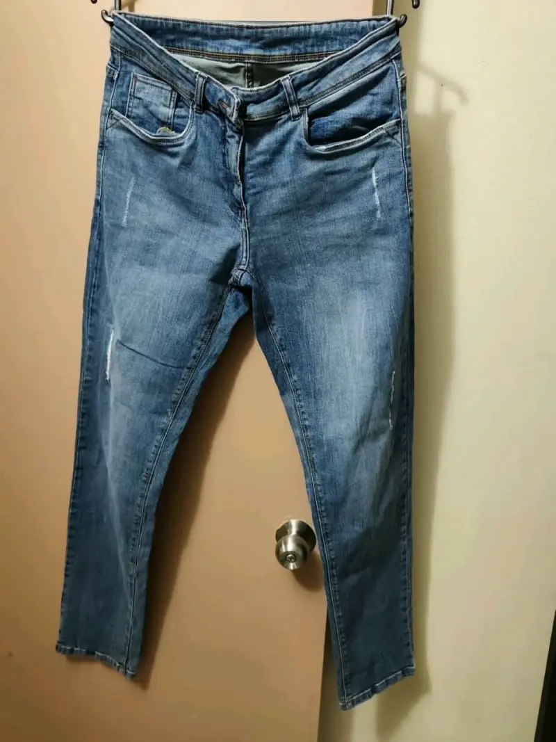 Jeans de mujer azul desgastado - 2