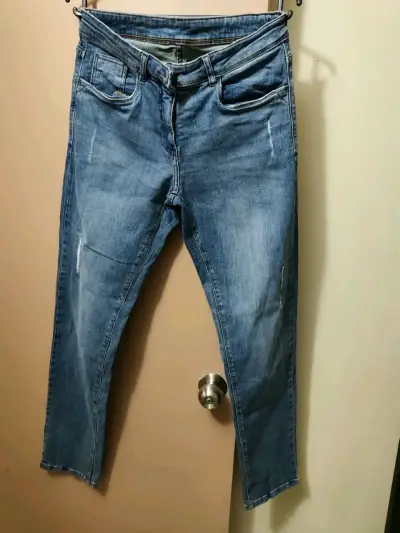 Jeans de mujer azul desgastado - miniatura 2