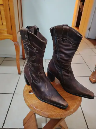 Botas de cuero marrón con tacón alto - miniatura 2