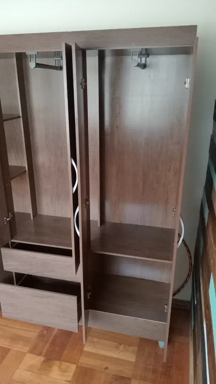 Armario de madera con cajones y estantes - 1