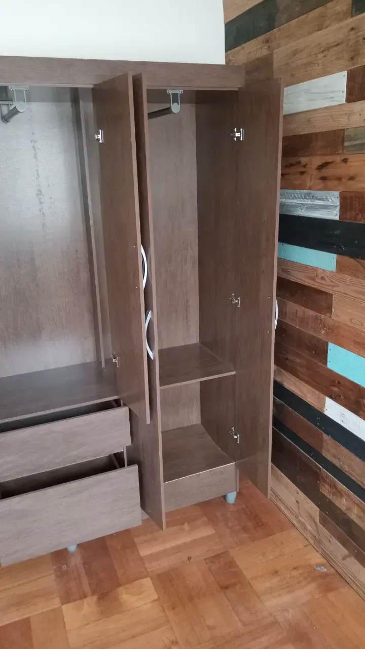 Armario de madera con cajones y estantes - 3