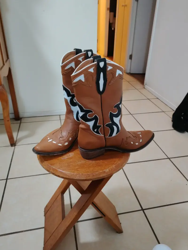 Botas vaqueras de cuero marrón con diseño - 2