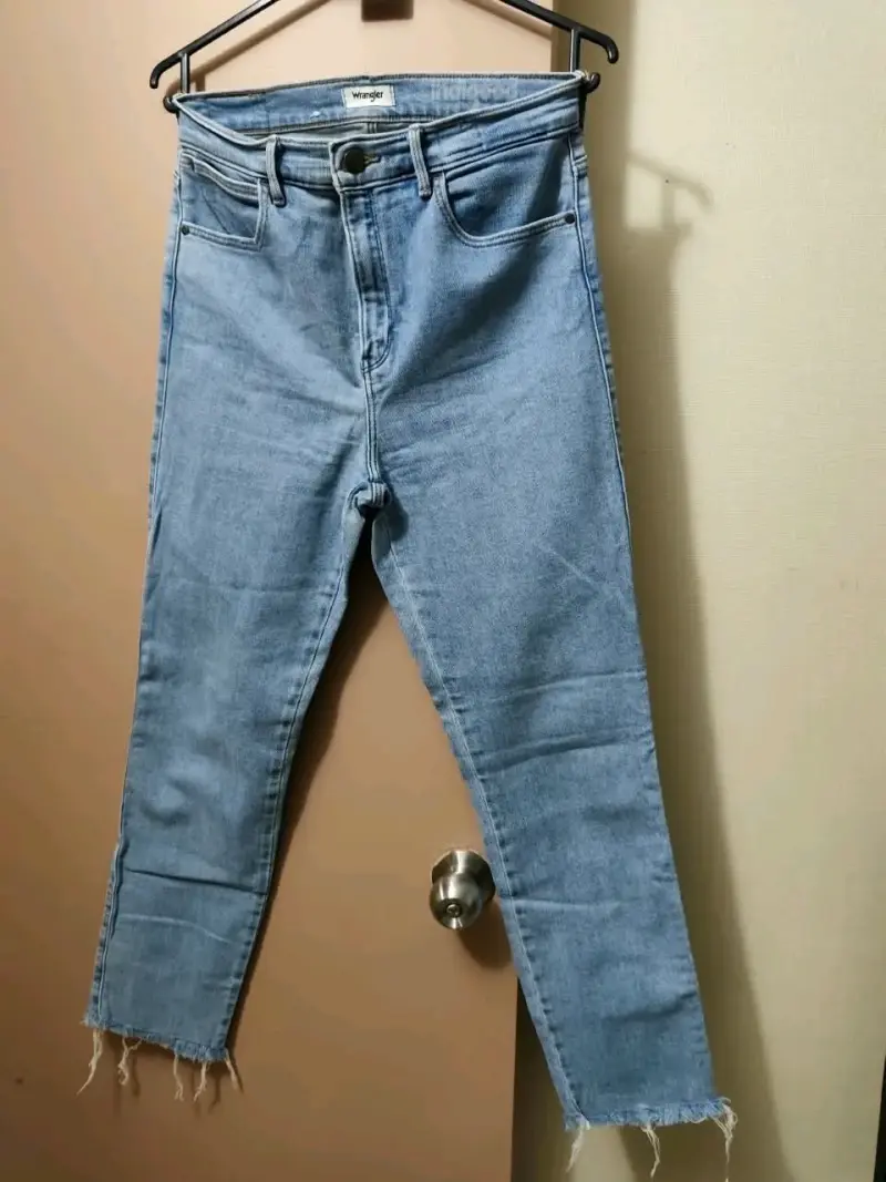 Jeans Wrangler azul claro para mujer - 2