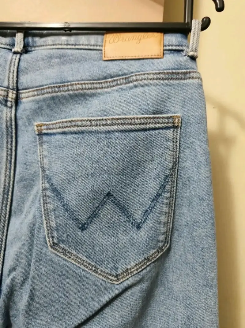 Jeans Wrangler azul claro para mujer - 3