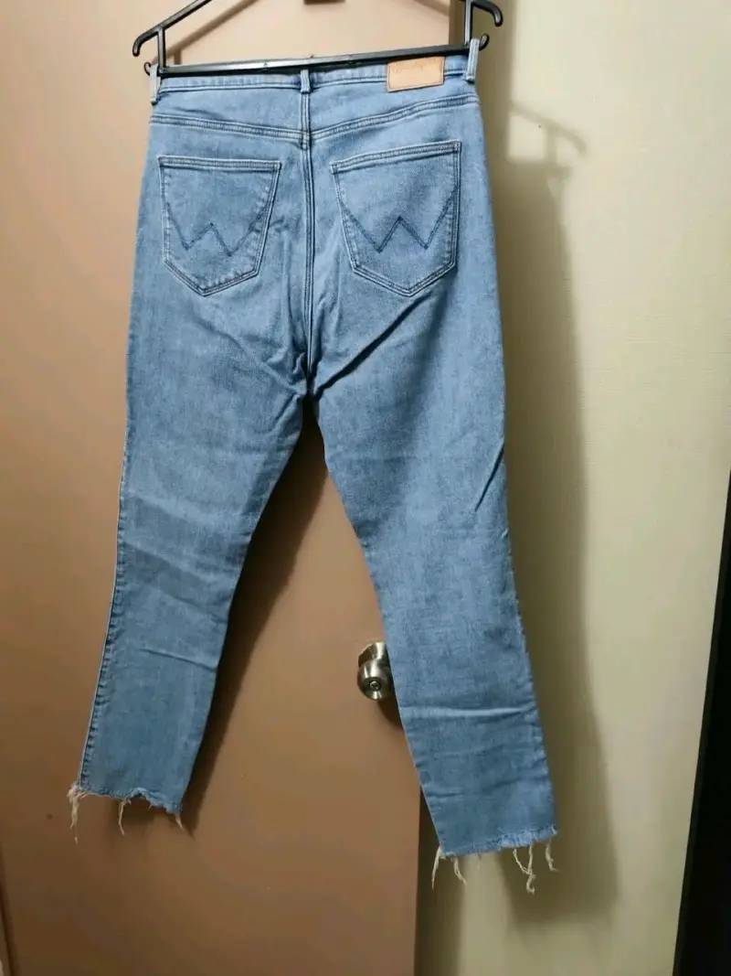 Jeans Wrangler azul claro para mujer - 4