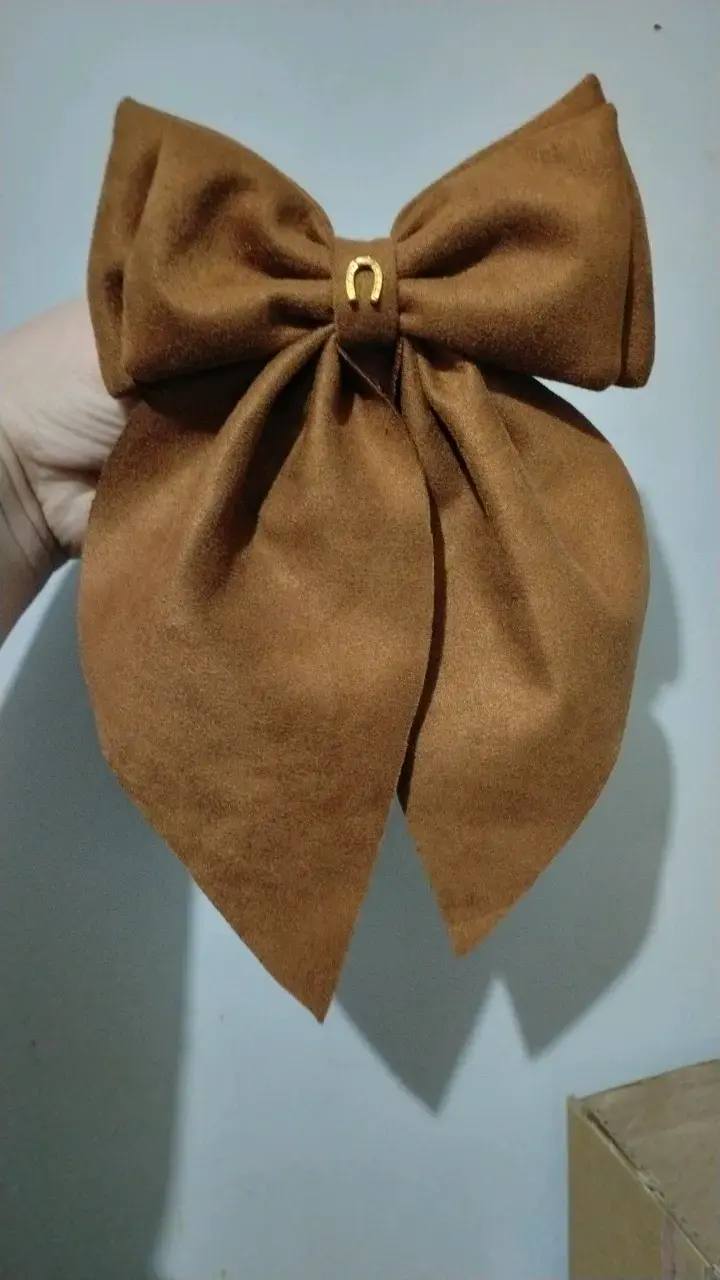 Moño de Tela Marrón con Detalle Metálico - 1