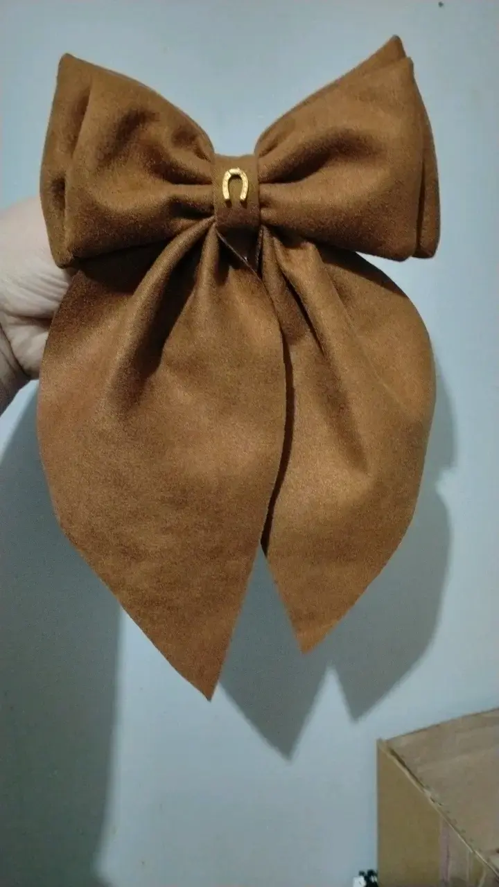 Moño de Tela Marrón con Detalle Metálico - 2