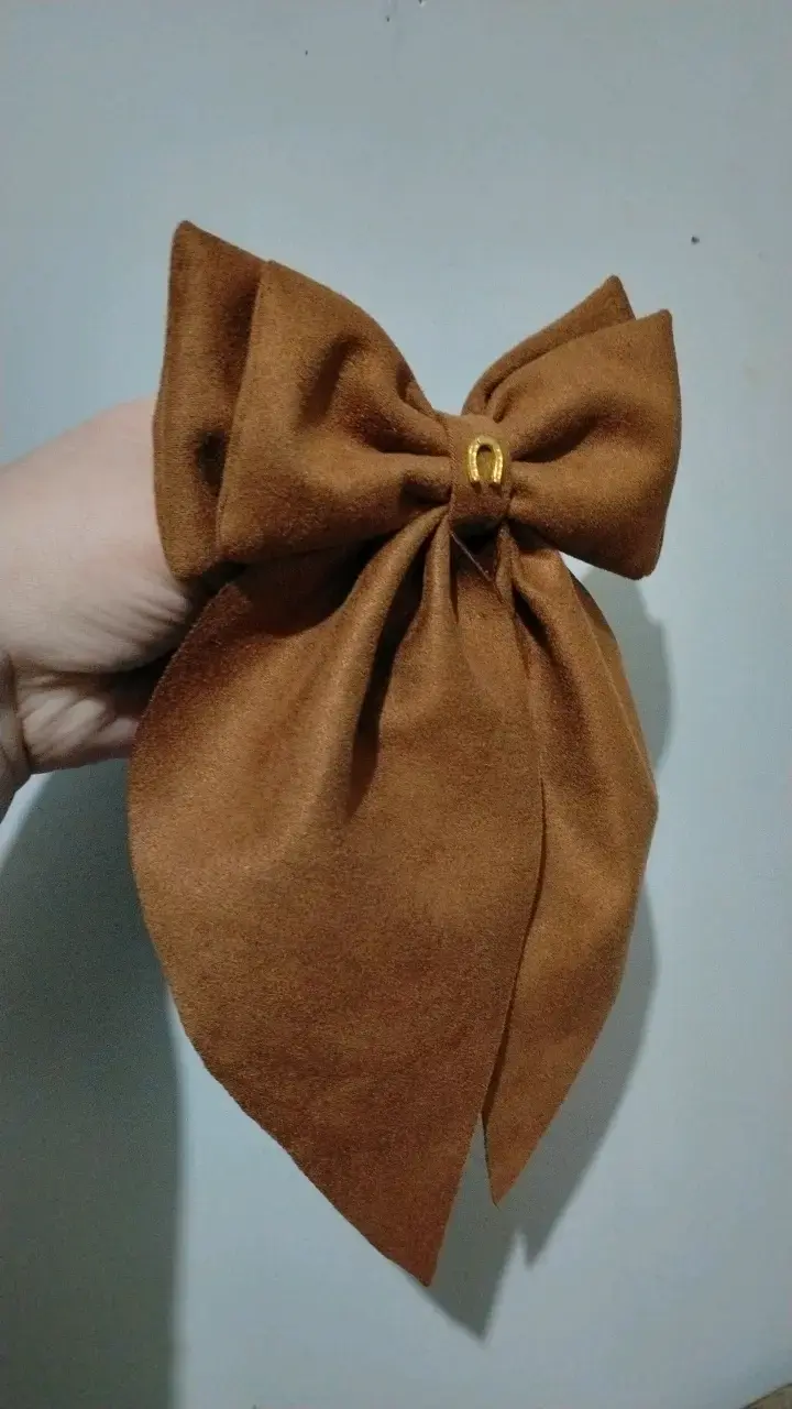 Moño de Tela Marrón con Detalle Metálico - 3