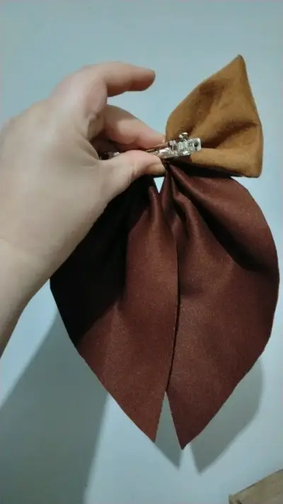 Moño de Tela Marrón con Detalle Metálico - miniatura 4