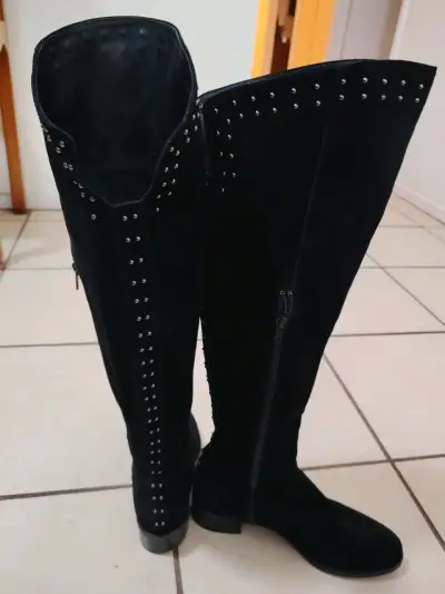 Botas negras altas con tachas decorativas - miniatura 1