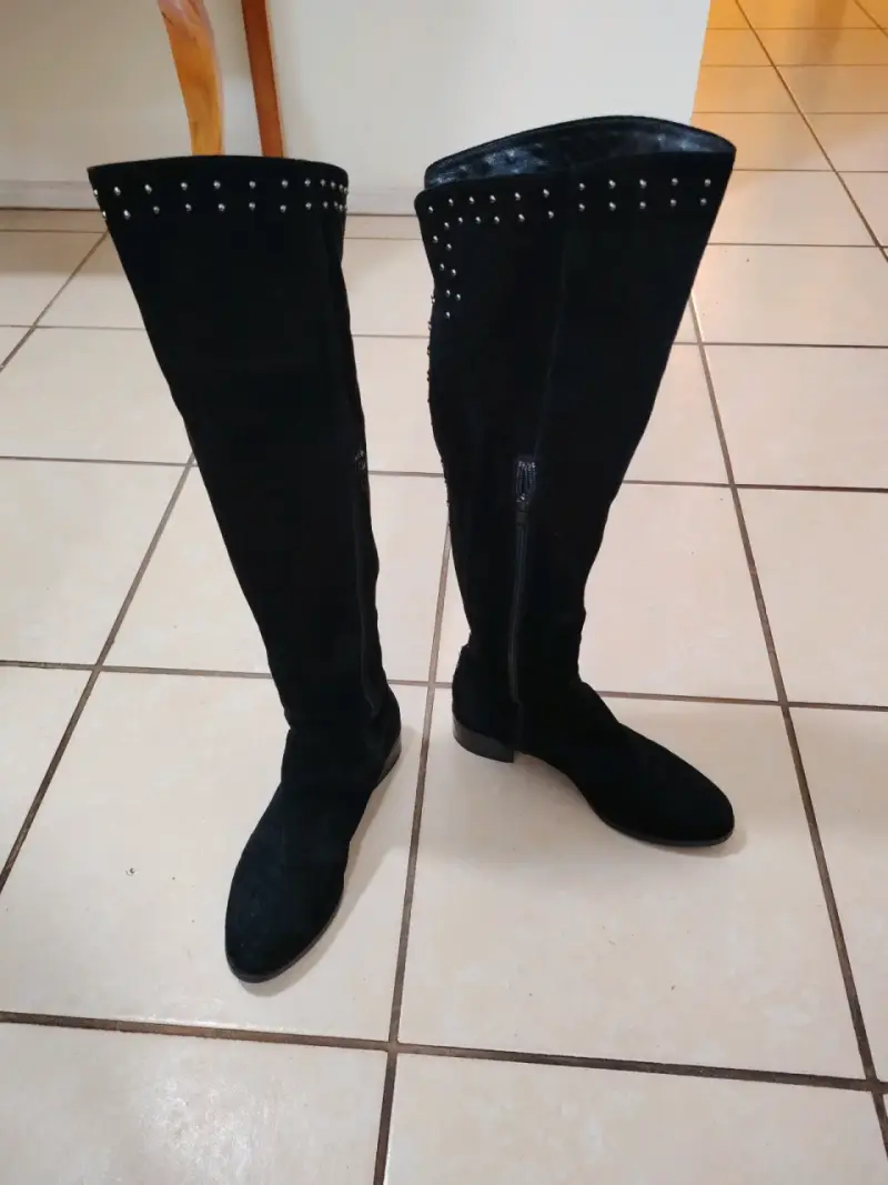 Botas negras altas con tachas decorativas - 2