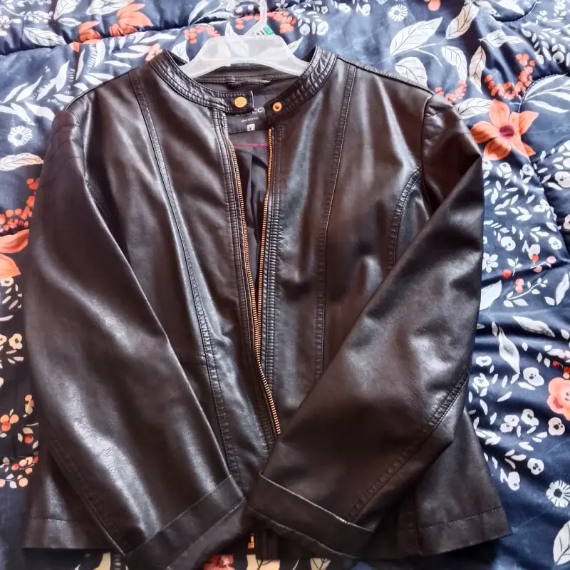 Chaqueta de cuero sintético negra para mujer