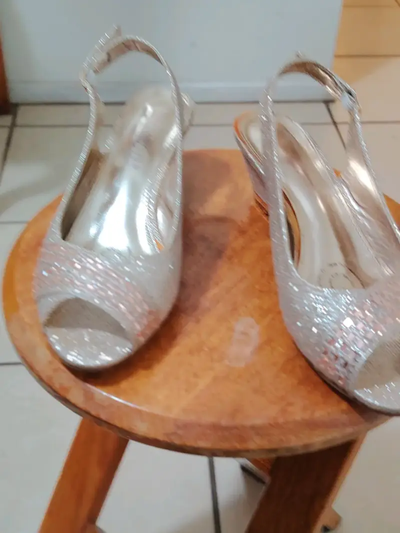 Sandalias de fiesta plateadas con brillo - 1